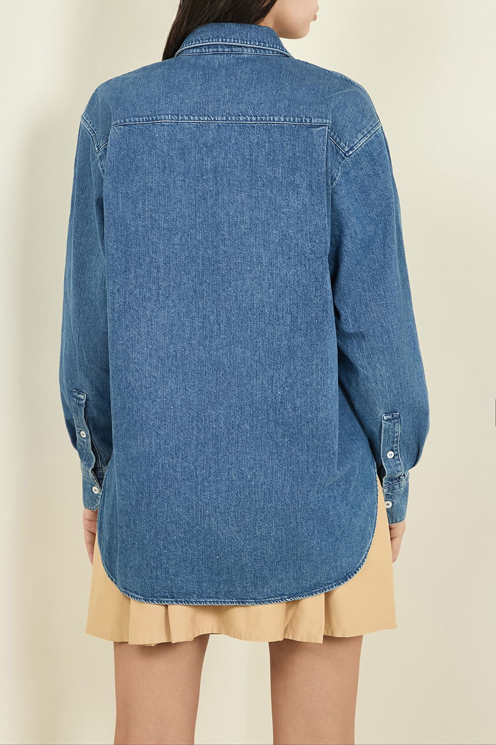 תמונת דוגמן אחורית של חולצת ג'ינס אוברסייז