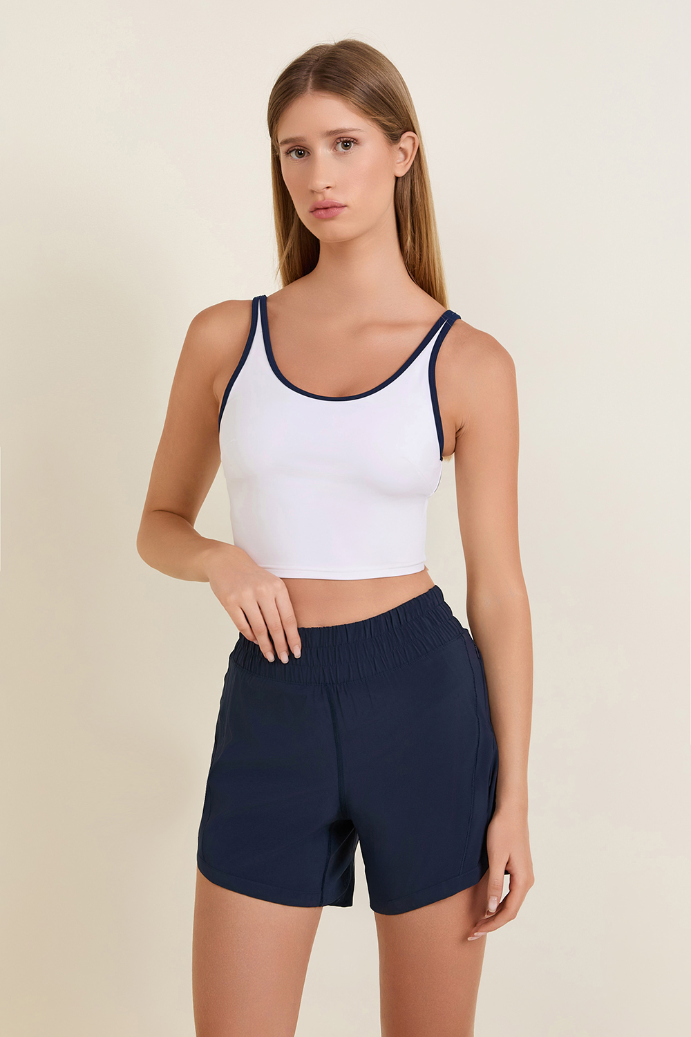 תמונת דוגמן קידמית של Scoop neck cutout tennis tank