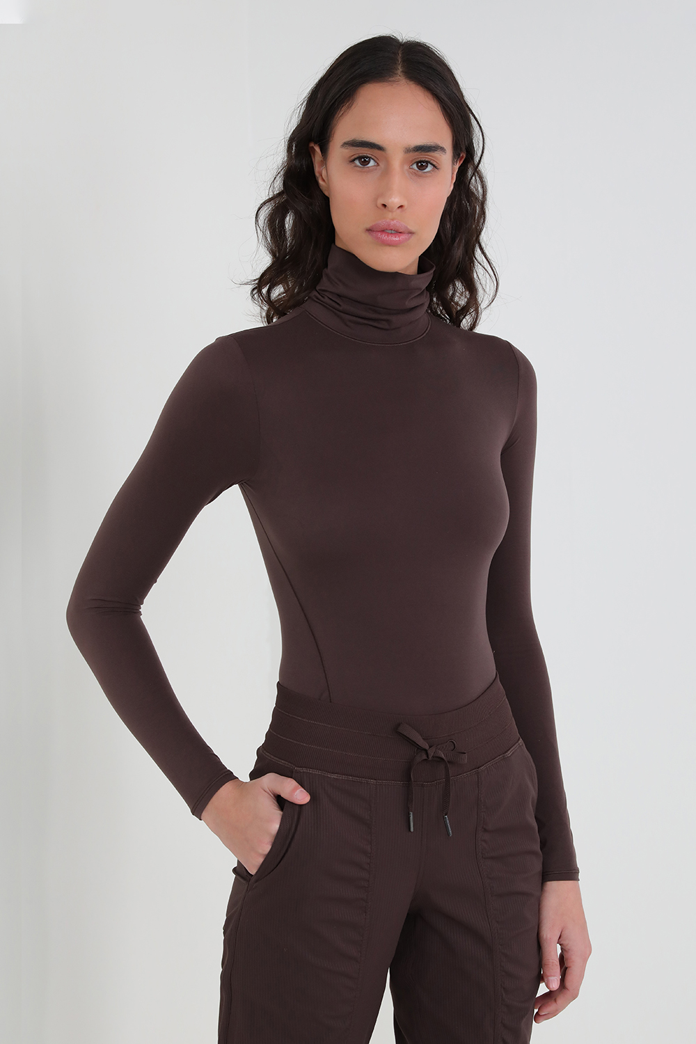 תמונת דוגמן קידמית של Wundermost Nulu™ Turtleneck Bodysuit