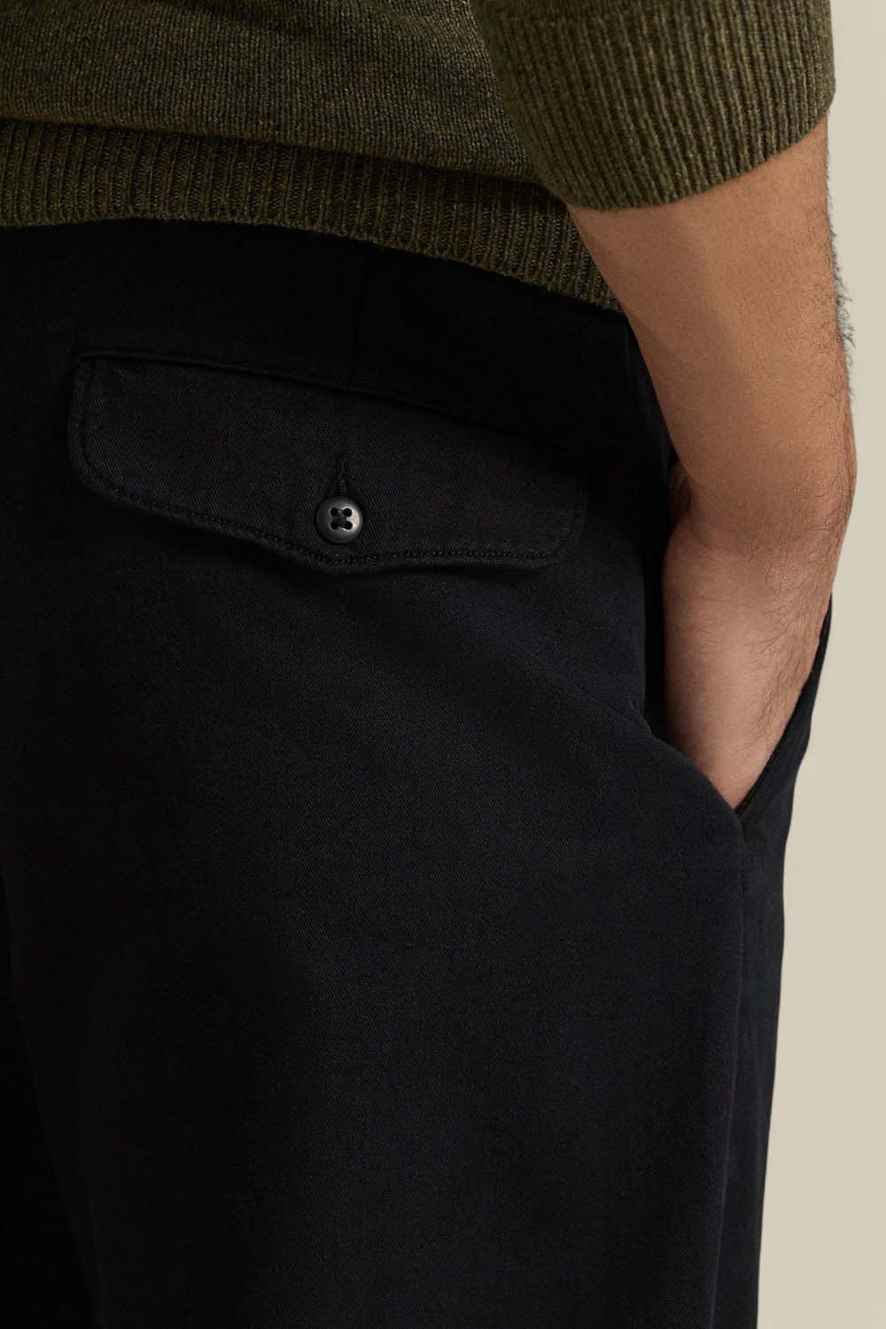 תמונת תקריב דוגמן של מכנסי צ'ינו סלינגר