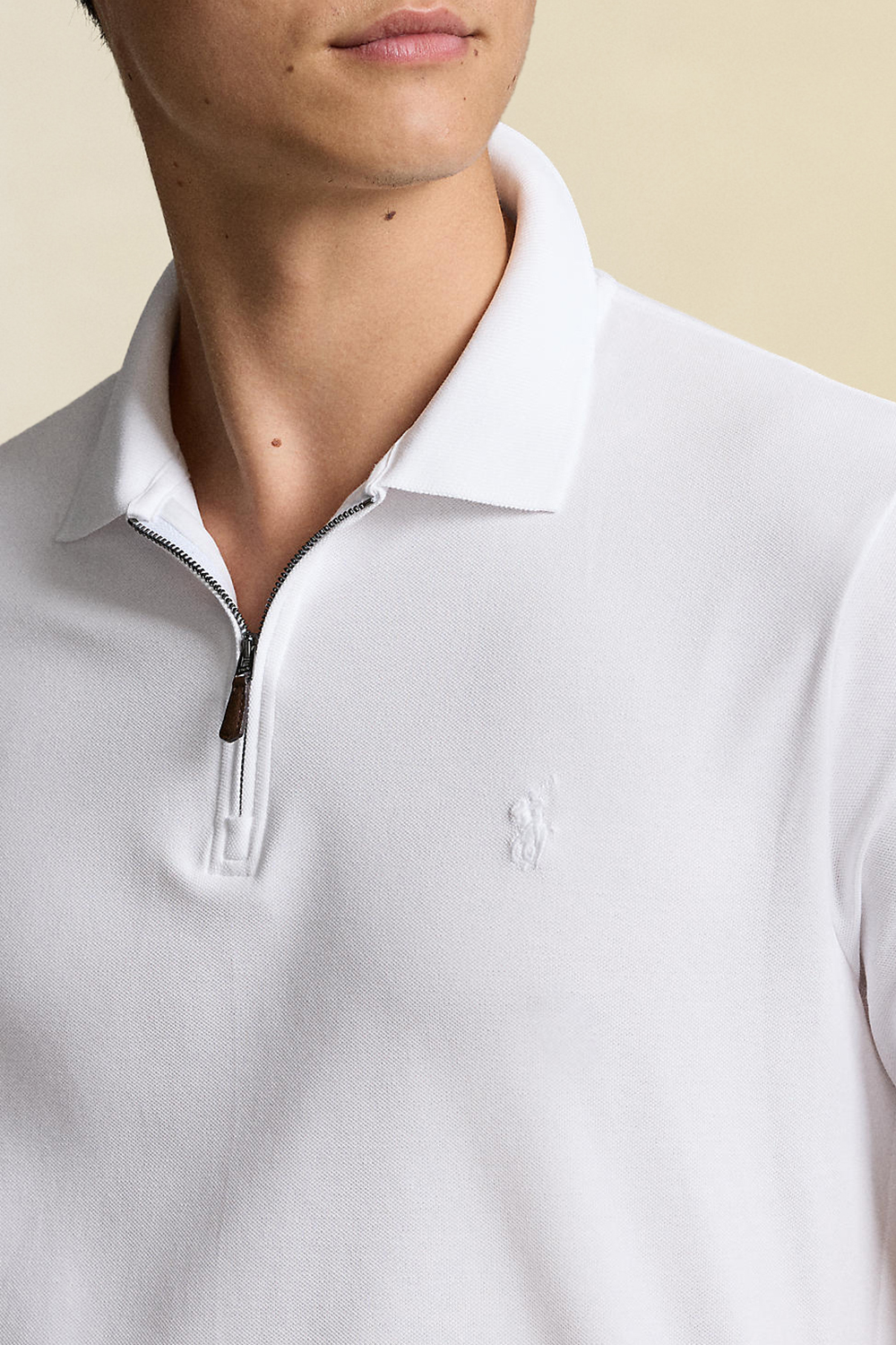 תמונת תקריב דוגמן של חולצת פולו קצרה סלים פיט