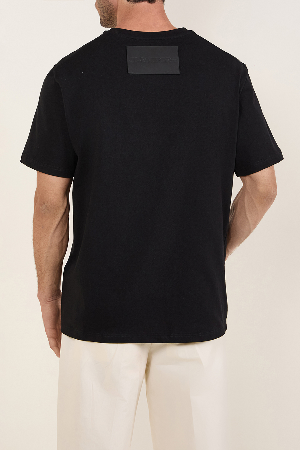 תמונת דוגמן אחורית של חולצת טי עם לוגו פאץ'