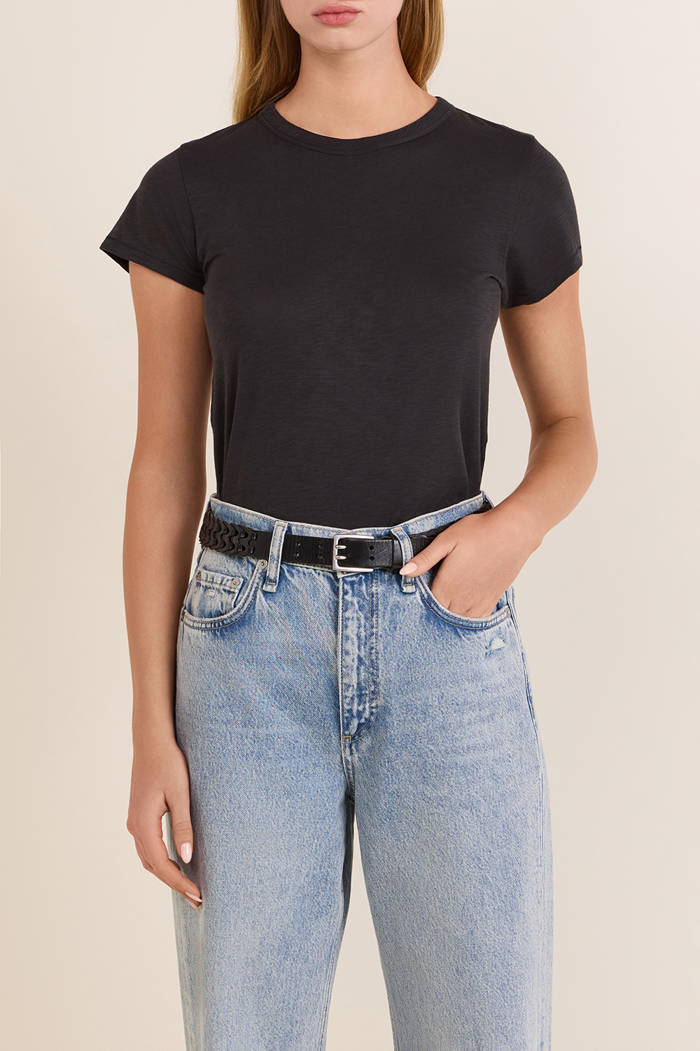 תמונת דוגמן קידמית של חולצת טי סלים פיט