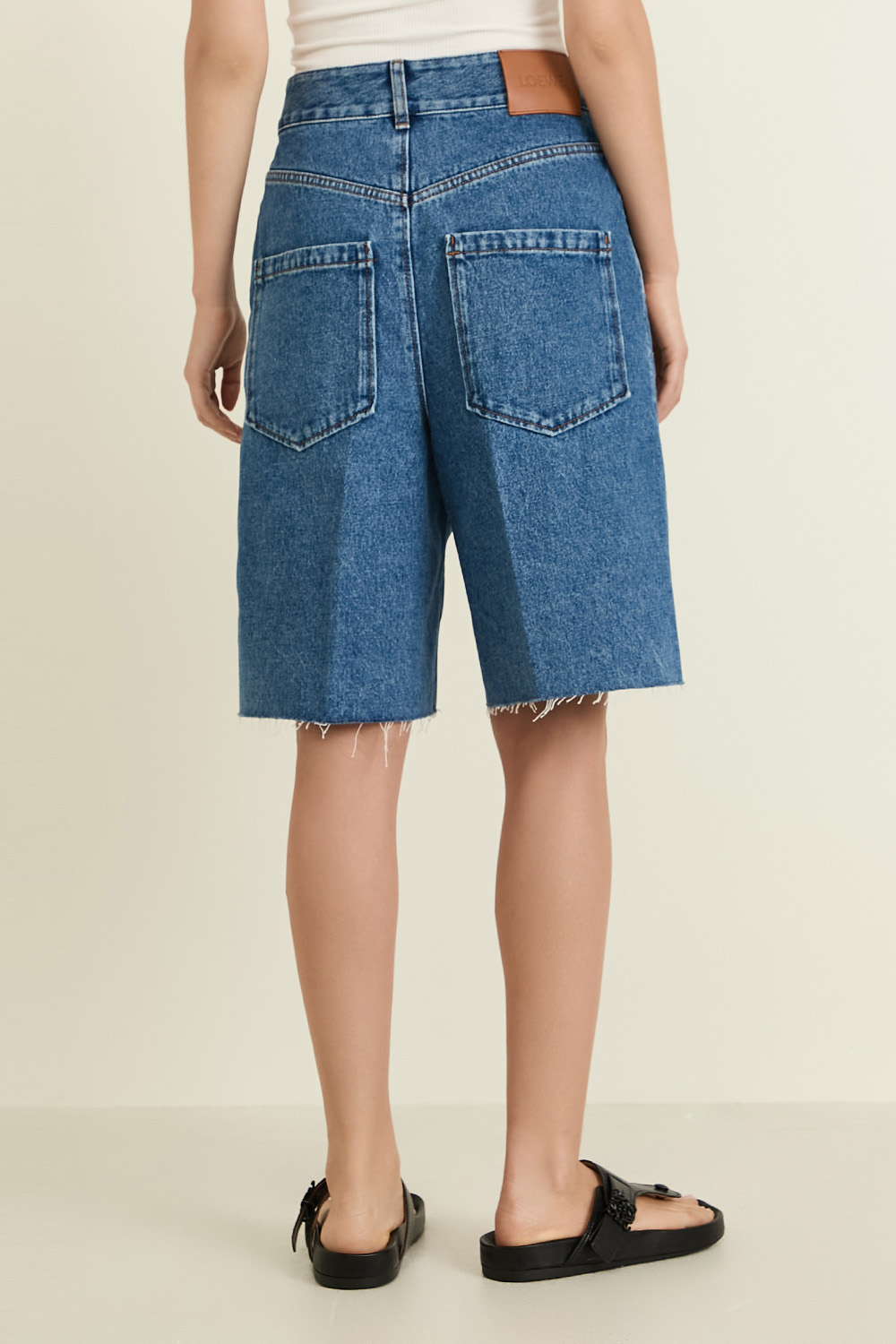 תמונת דוגמן אחורית של מכנסי ברמודה רחבים