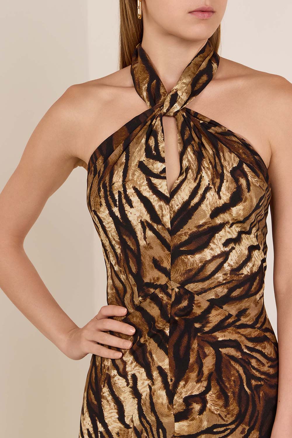 תמונת תקריב דוגמן של שמלת מקסי ממשי