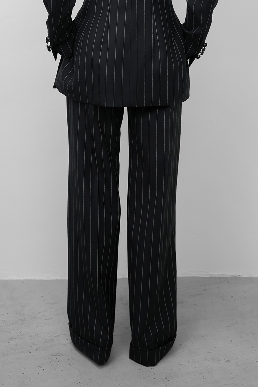 תמונת דוגמן אחורית של מכנסיים מחוייטים