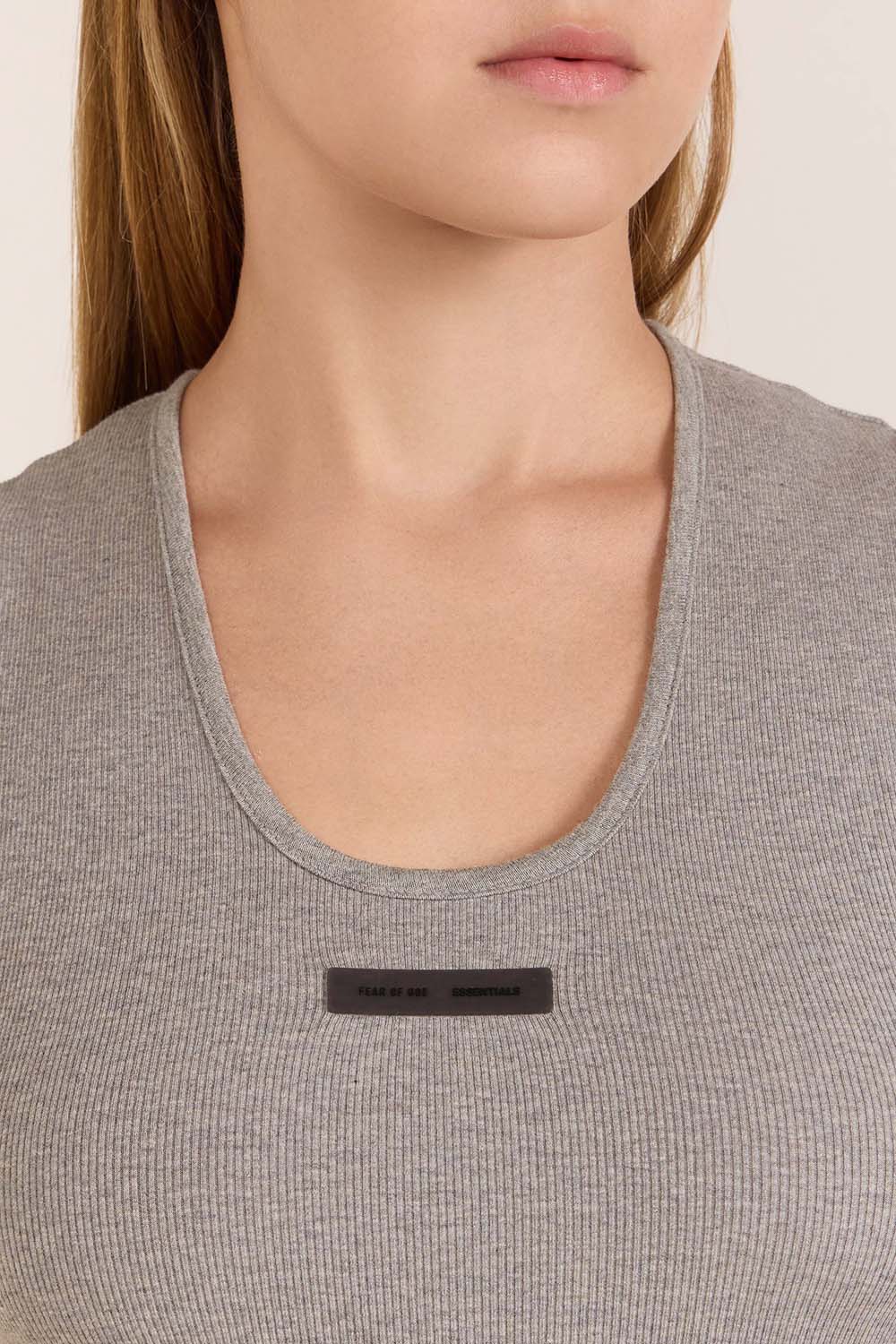 תמונת תקריב דוגמן של שמלת ריב