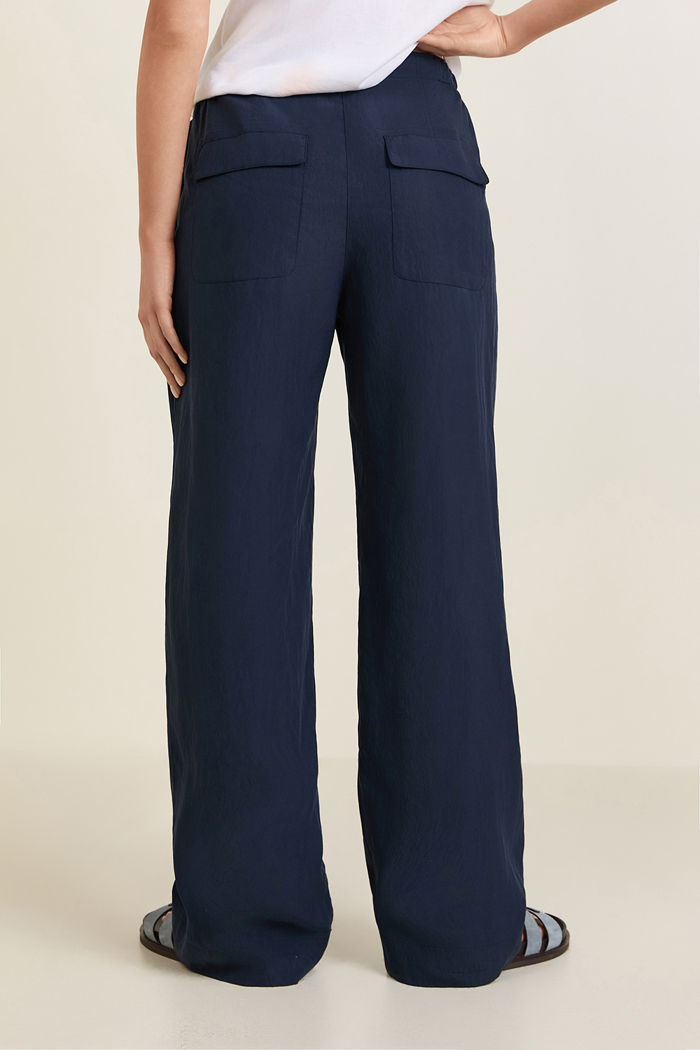 תמונת דוגמן אחורית של מכנסיים ארוכים