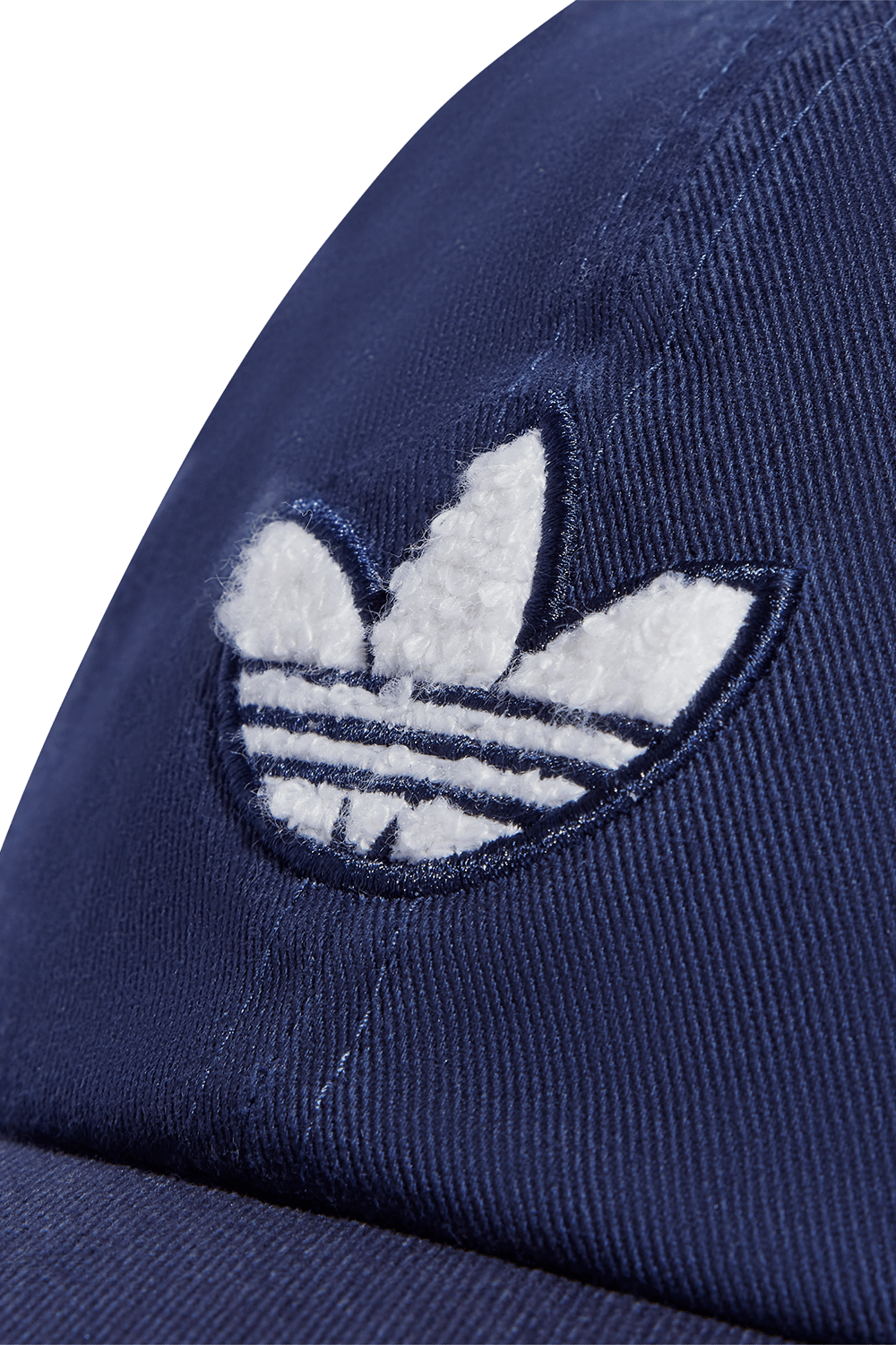 תמונת תקריב של ספורטי אנד ריץ' X אדידס כובע מצחייה