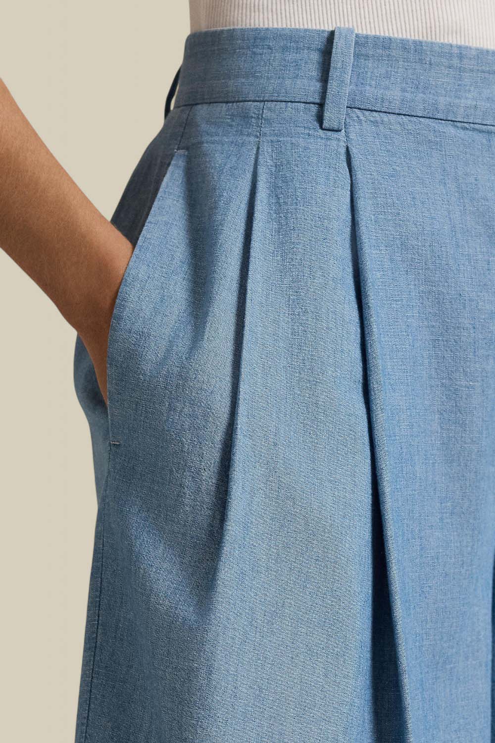 תמונת תקריב דוגמן של ברמודה ג'ינס מתרחבים