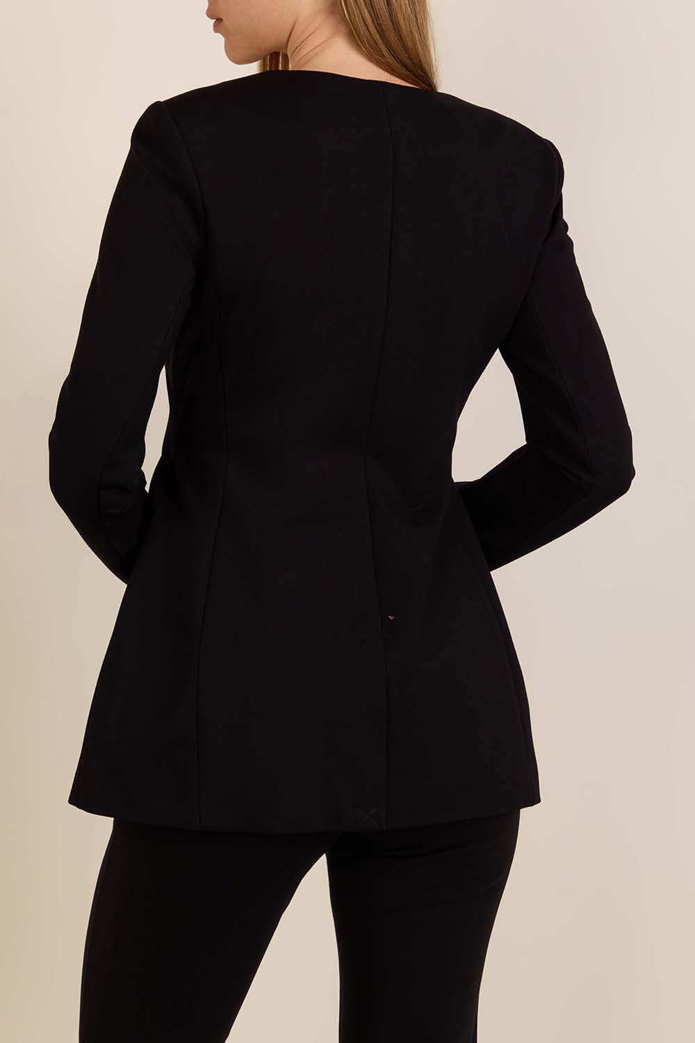 תמונת דוגמן אחורית של חולצה מחויטת בסגנון בלייזר