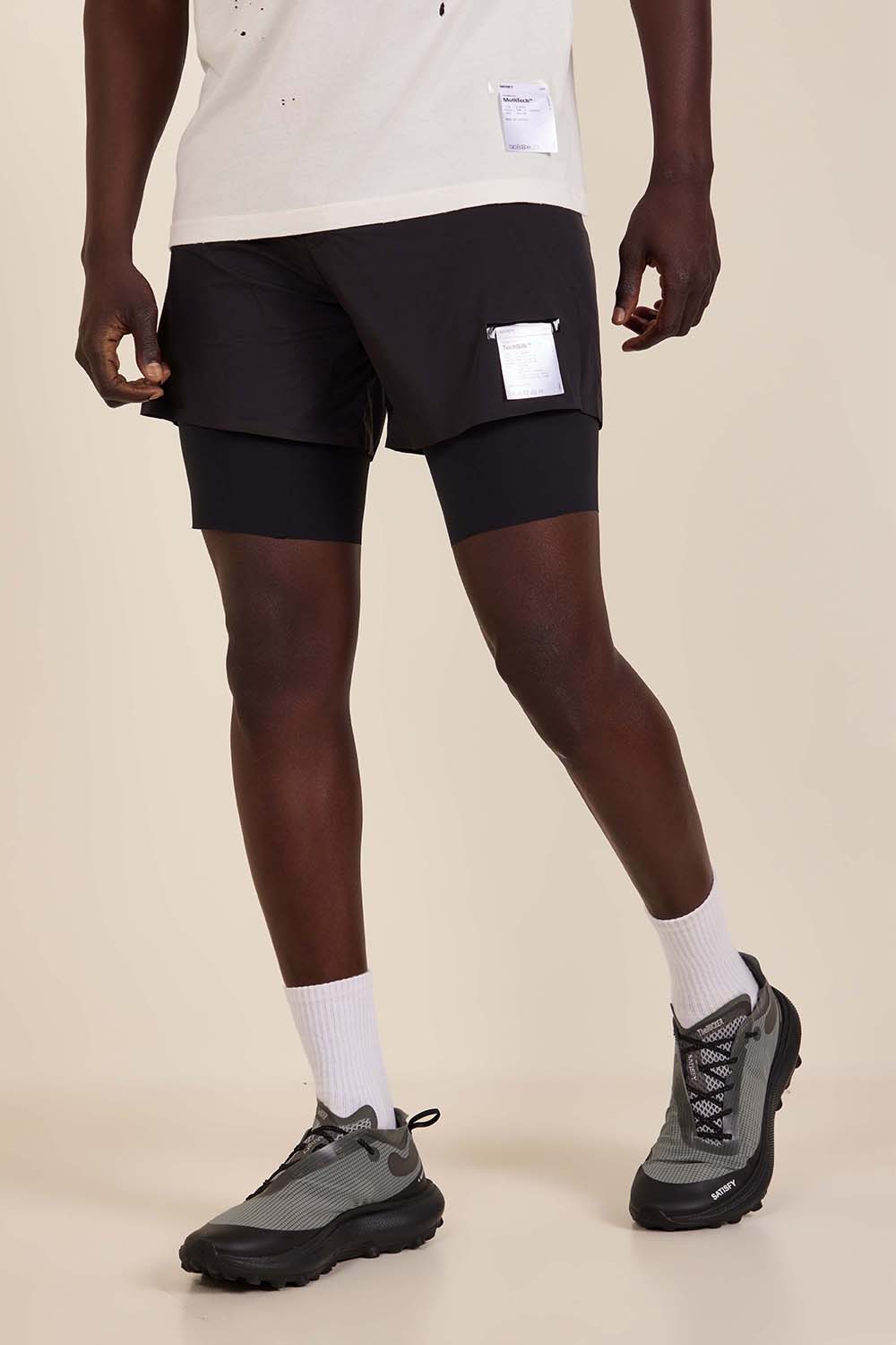 תמונת דוגמן קידמית של מכנסי ריצה קצרים בשילוב טייץ טק-סילק