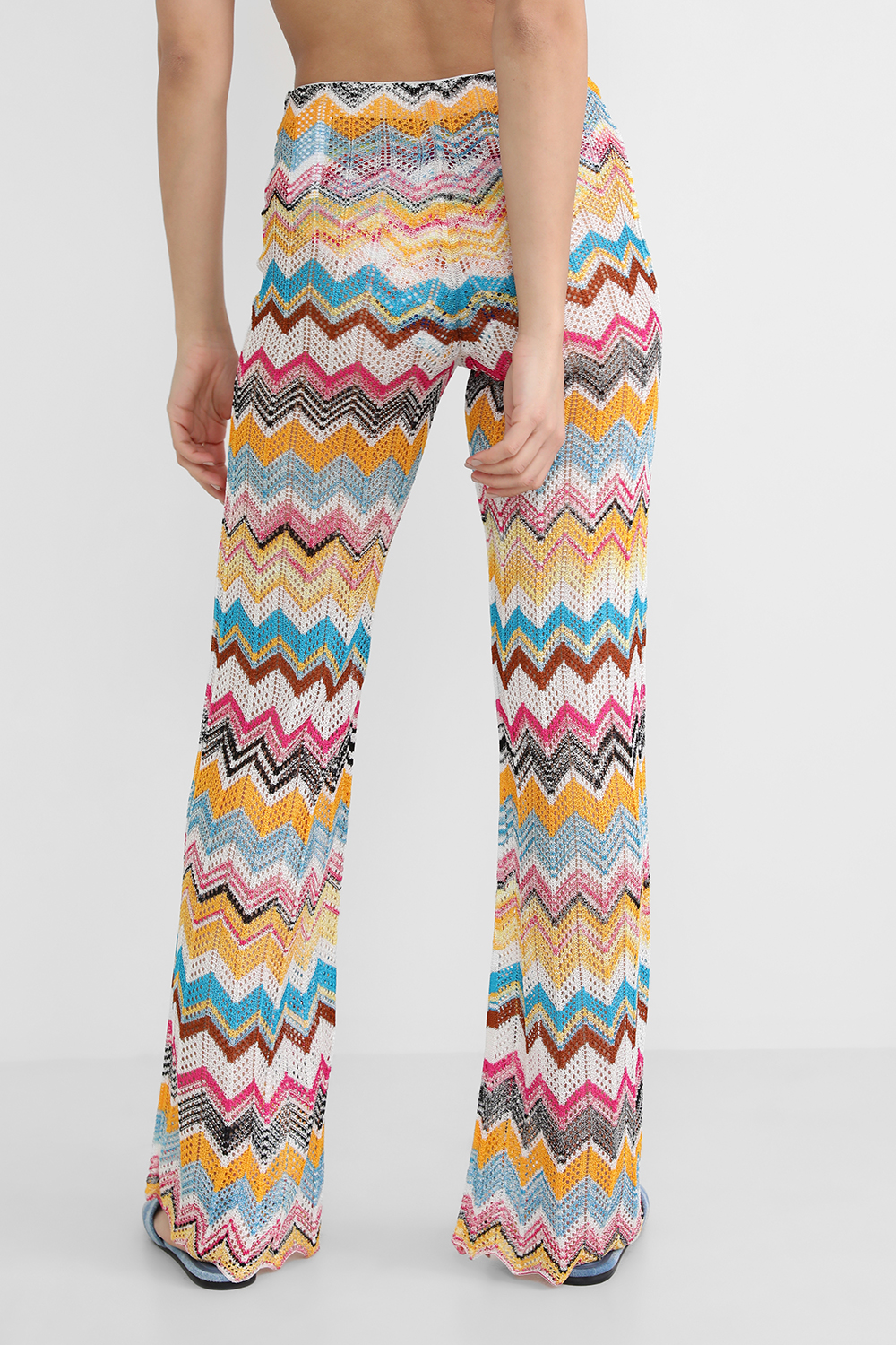 תמונת דוגמן אחורית של מכנסי זיגזג