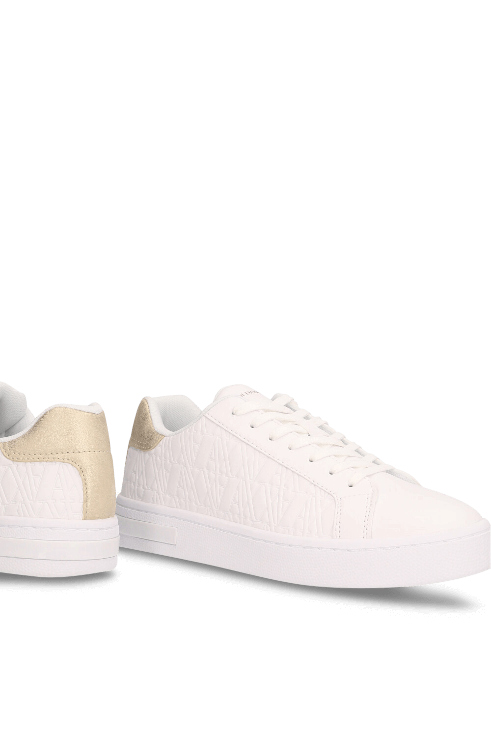 תמונת תקריב של נעלי סניקרס