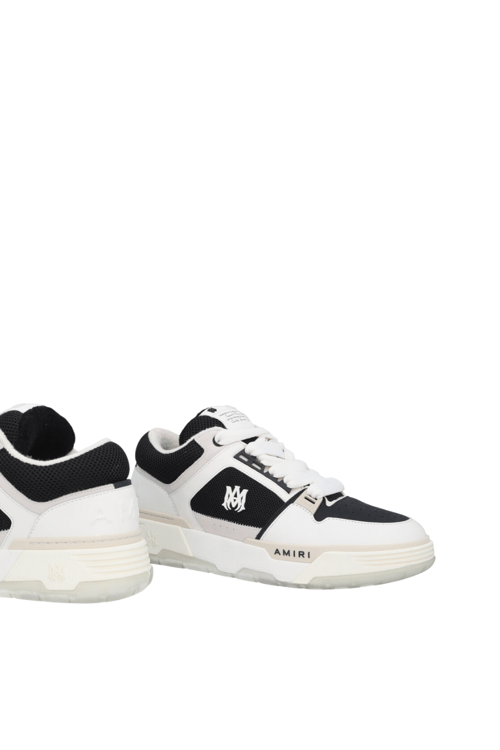 תמונת תקריב של נעלי סניקרס MA-1