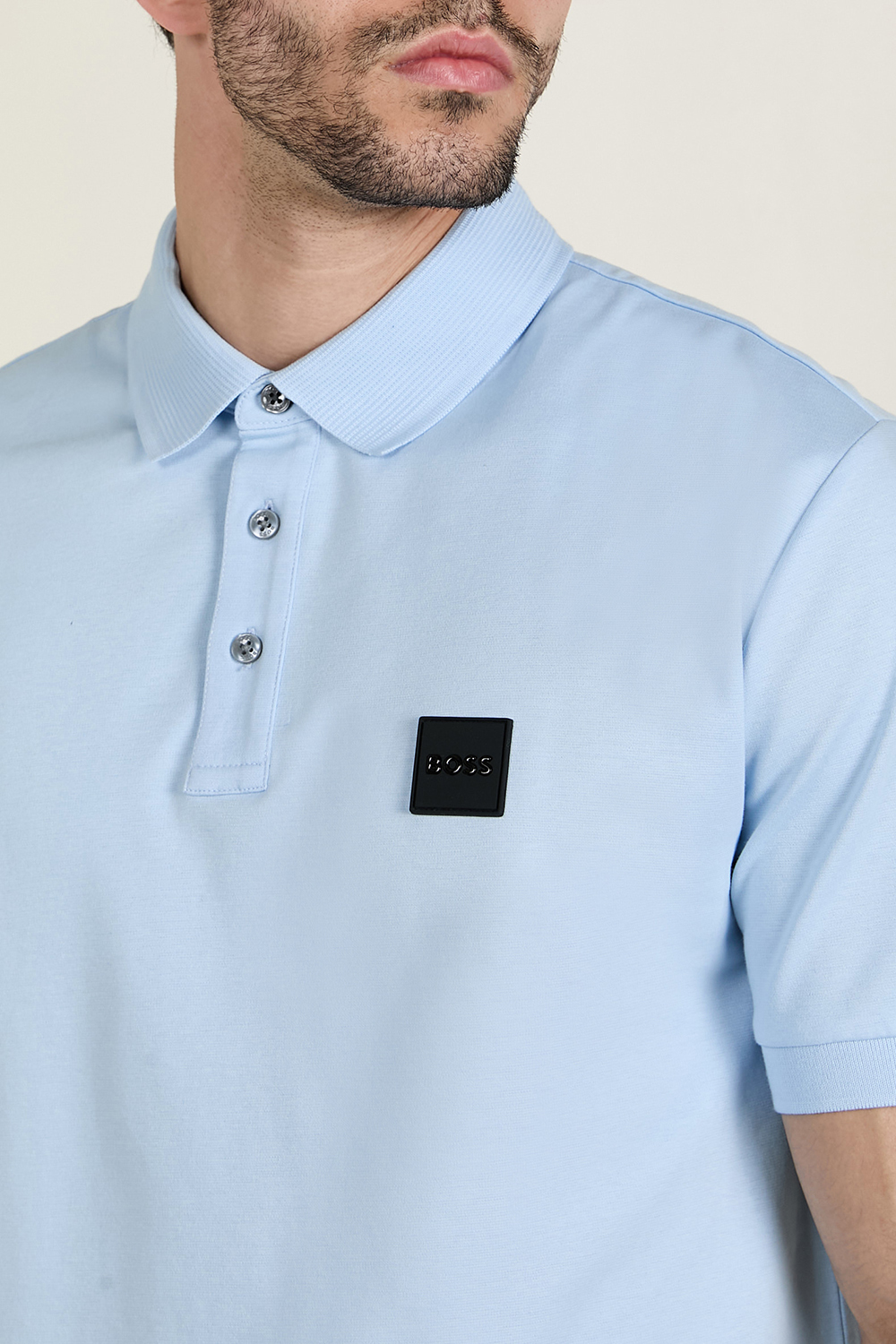 תמונת תקריב דוגמן של חולצת פולו קצרה