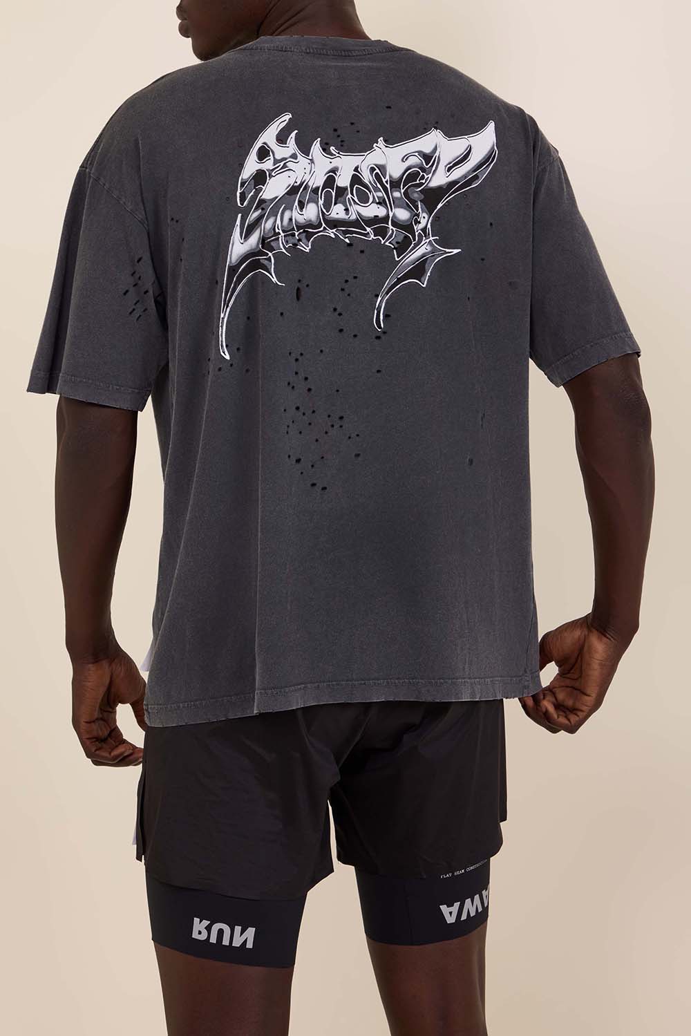 תמונת דוגמן אחורית של חולצת אימון עם הדפס