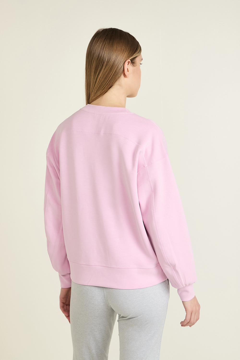 תמונת דוגמן אחורית של Softstreme&trade; Crewneck Pullover