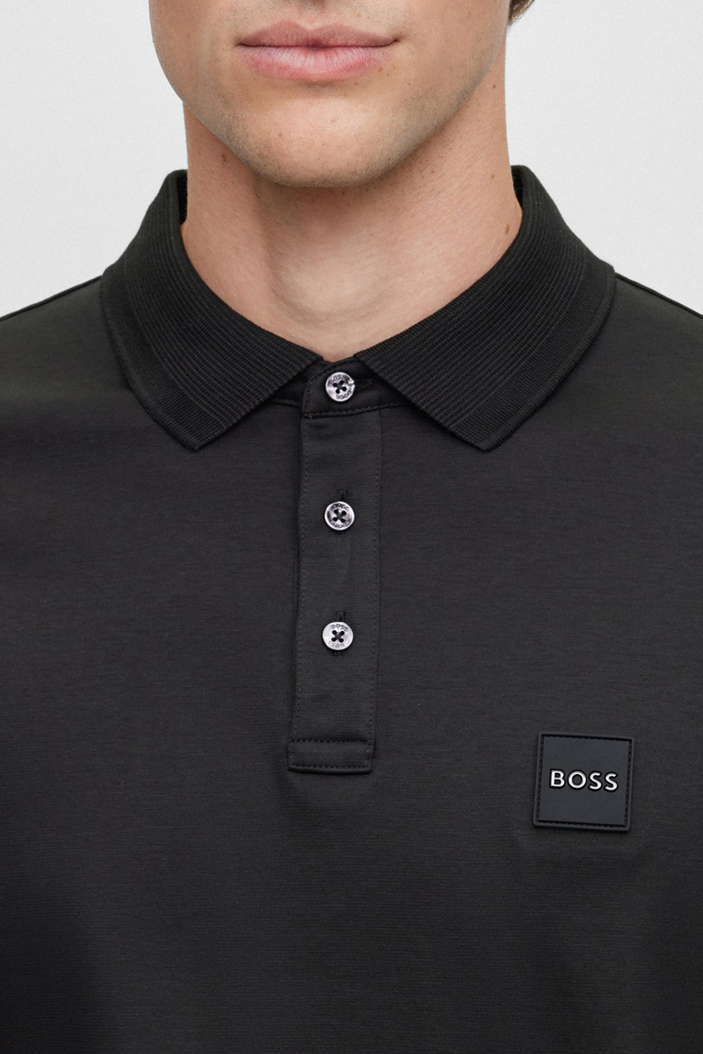 תמונת תקריב דוגמן של חולצת פולו