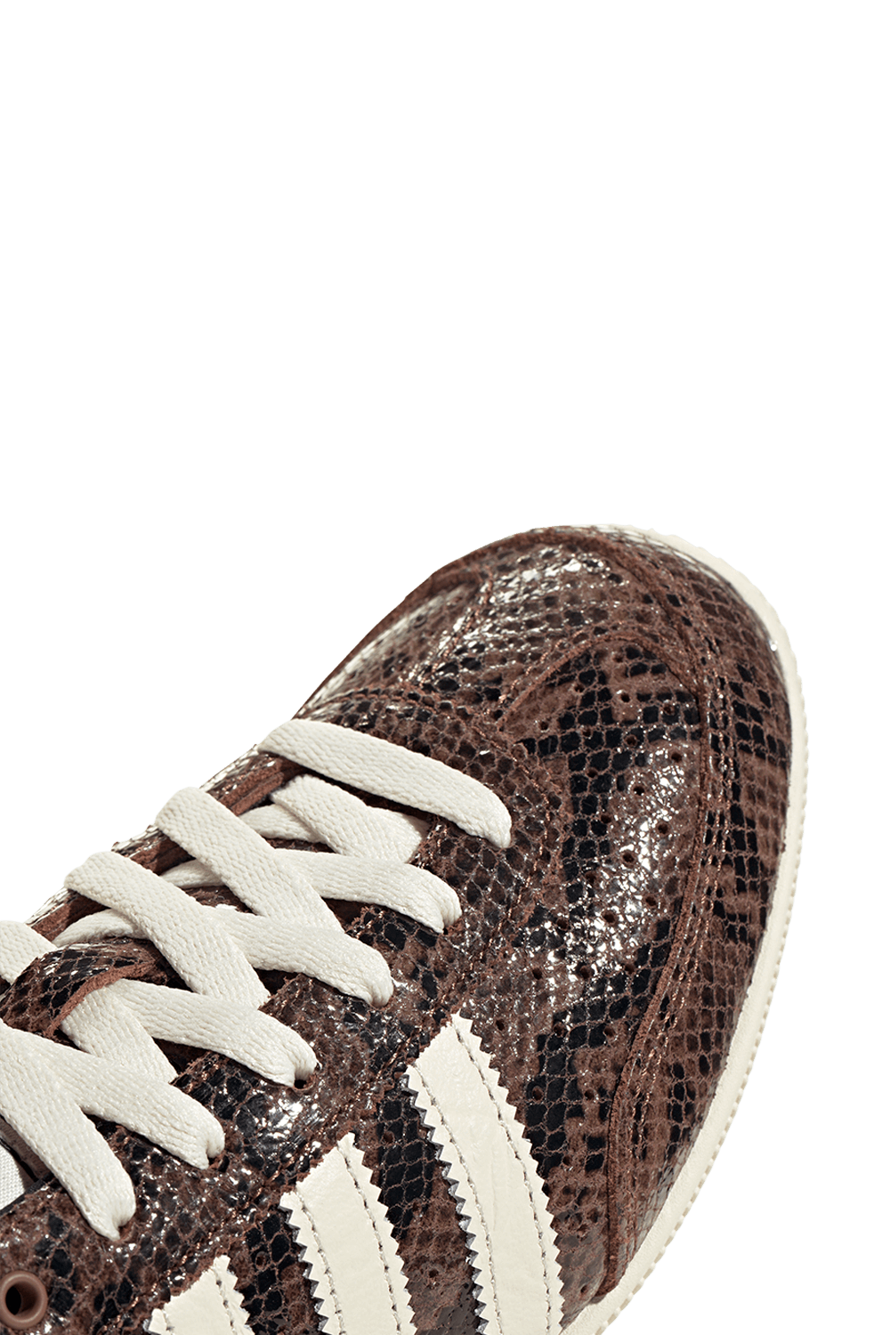 תמונת תקריב של נעלי סניקרס יפן