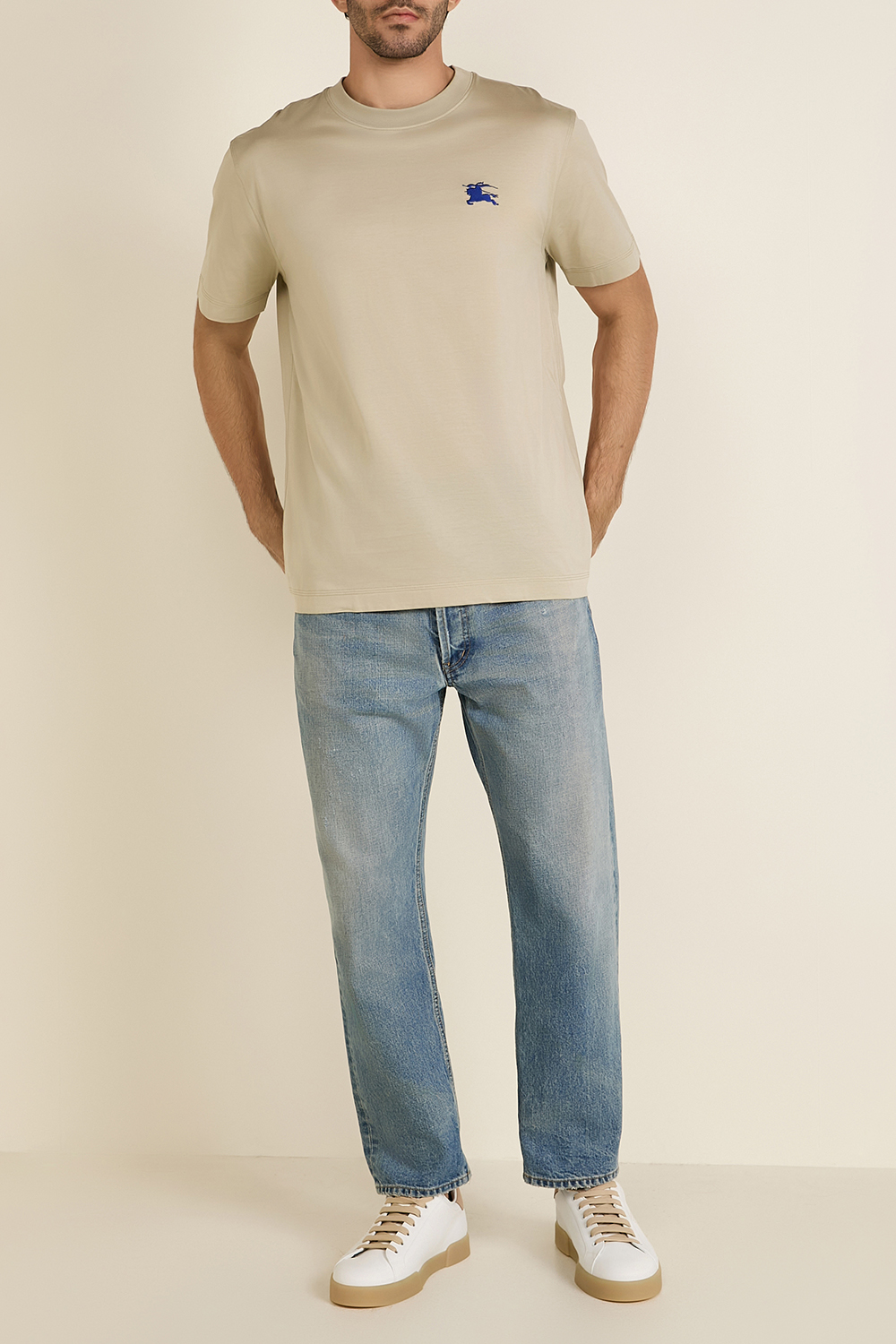 תמונת דוגמן קידמית של נעלי סניקרס