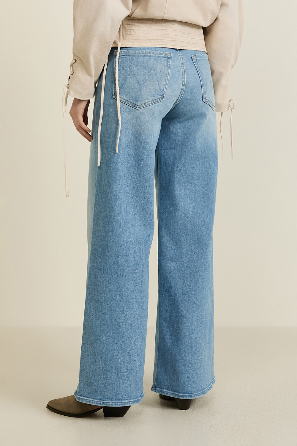 תמונת דוגמן אחורית של מכנסי ג'ינס רחבים