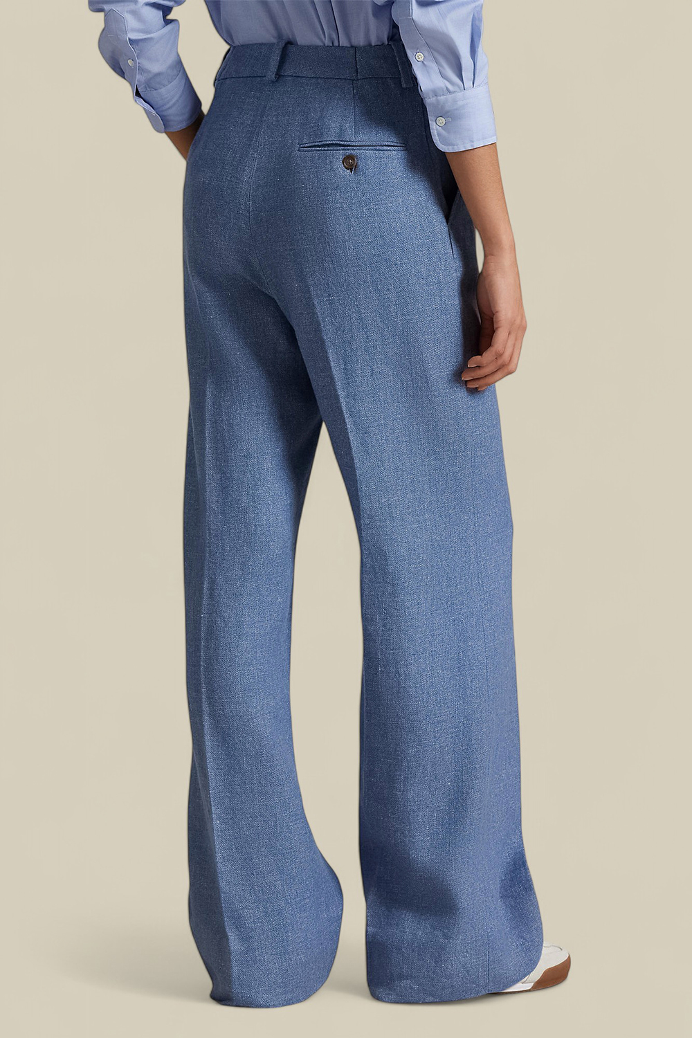 תמונת דוגמן אחורית של מכנסיים ארוכים רחבים