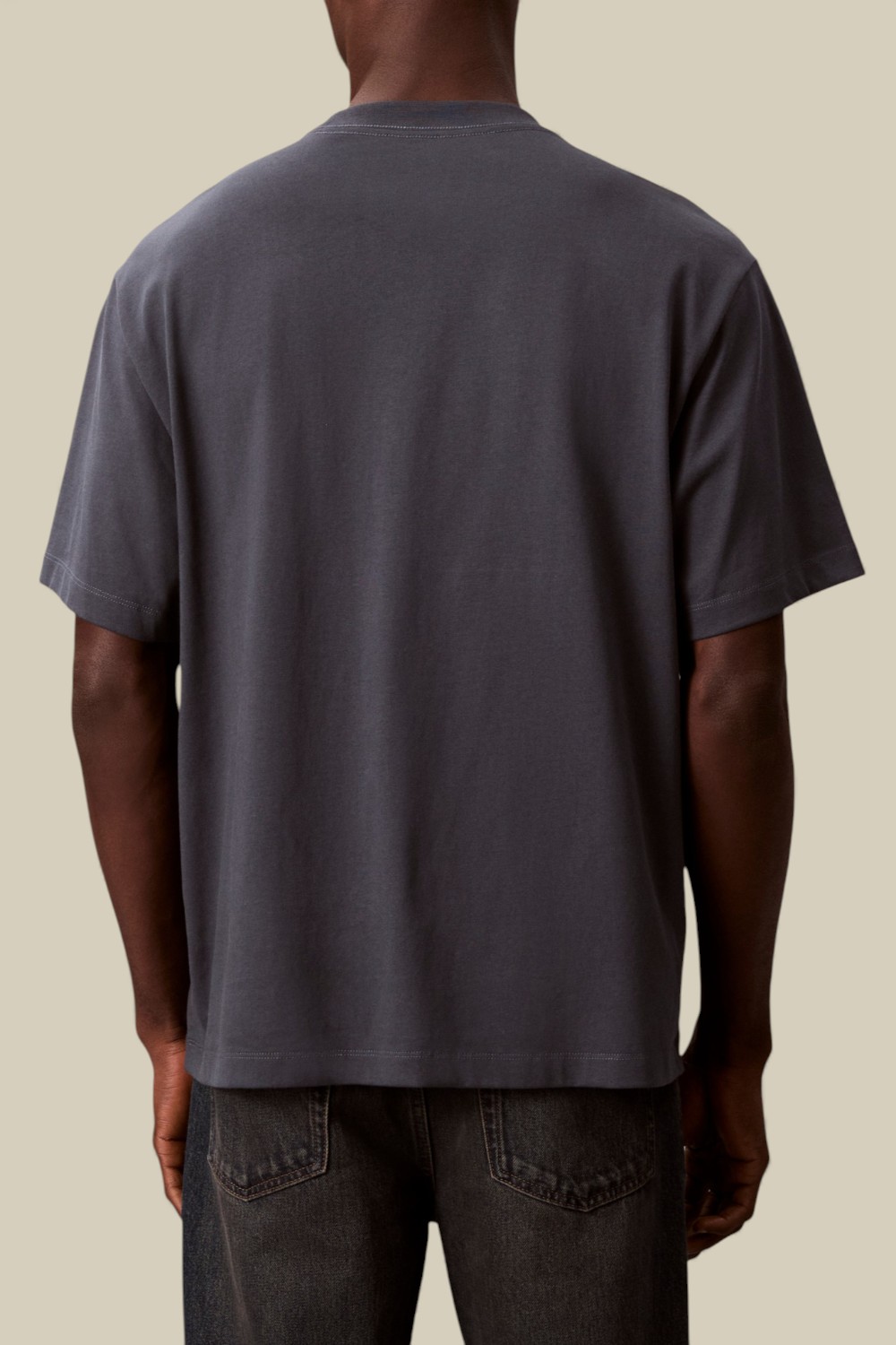 תמונת דוגמן אחורית של חולצת טי