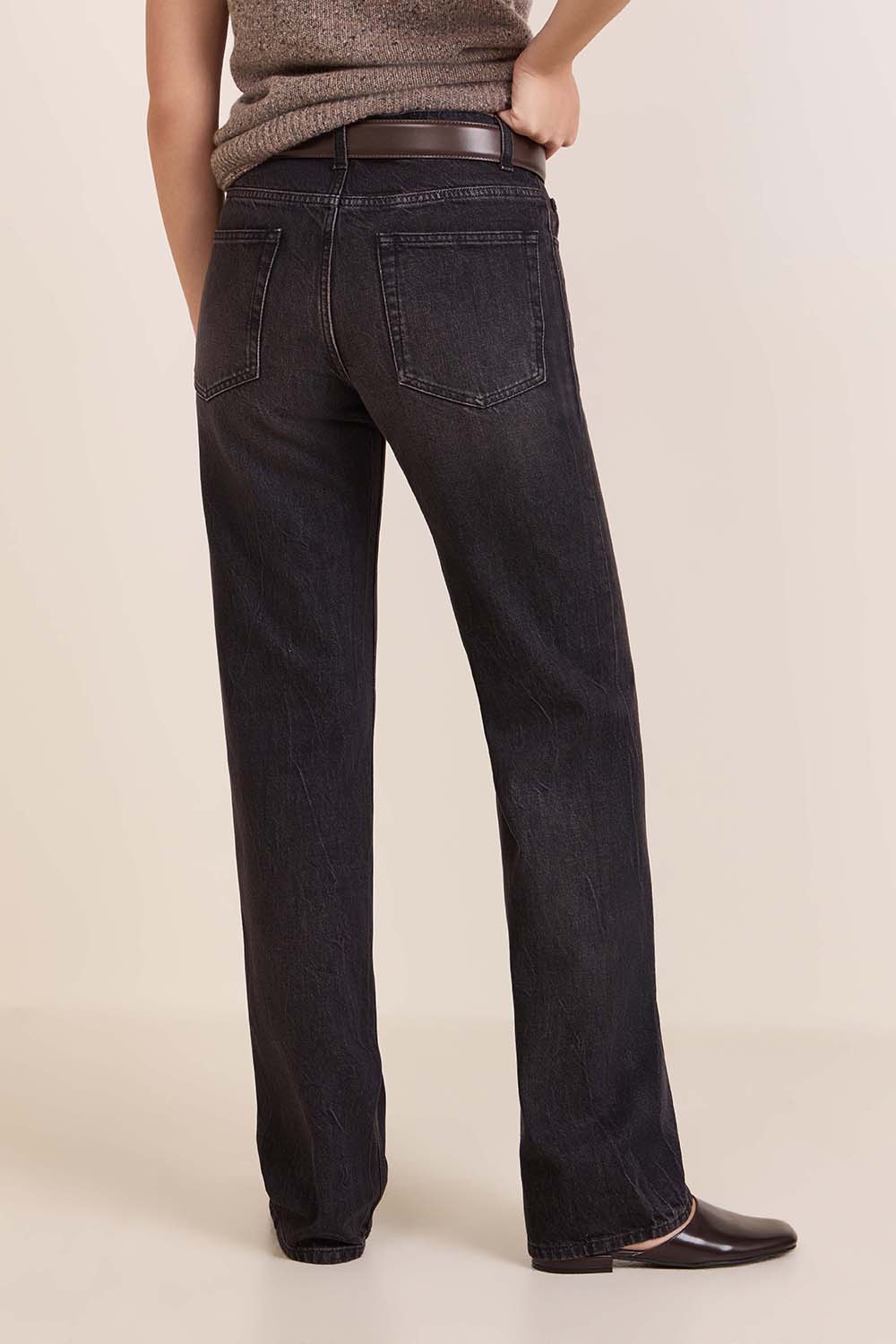 תמונת דוגמן אחורית של מכנסי ג'ינס קרלייל בגזרה ישרה