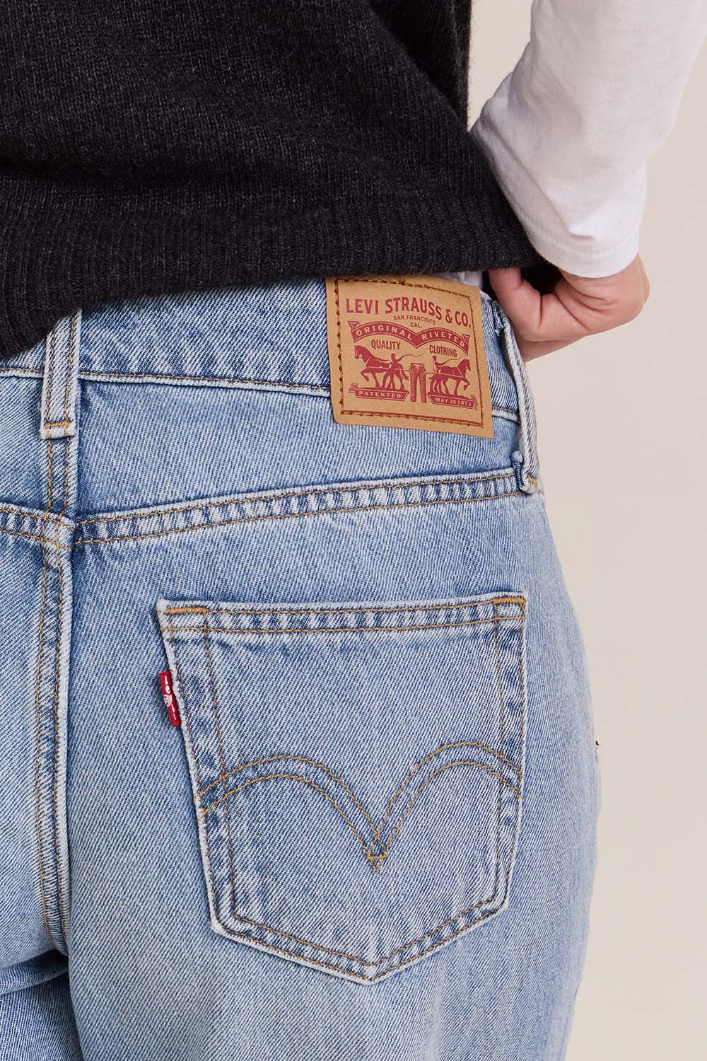 תמונת תקריב דוגמן של מכנסי ג'ינס סופר לואו