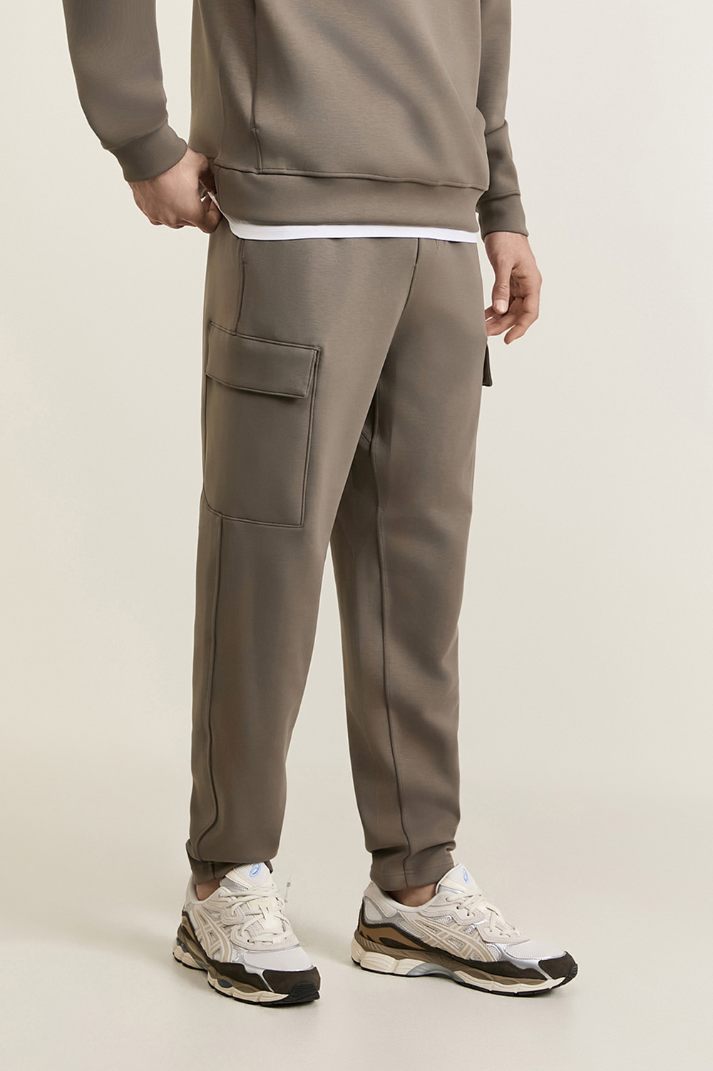 תמונת דוגמן קידמית של Smooth Spacer Classic-Fit Cargo Pant