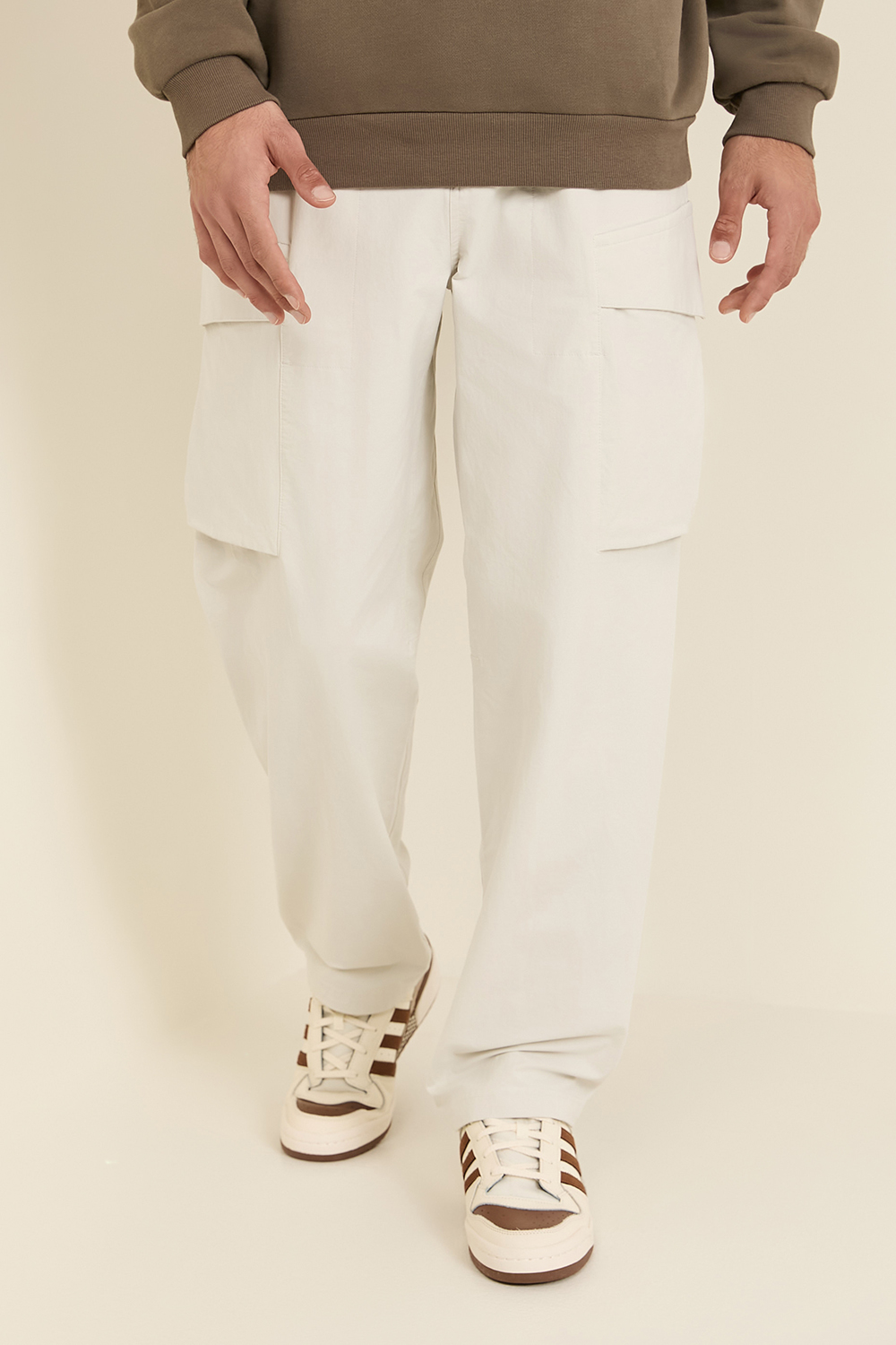 תמונת דוגמן קידמית של VersaTwill™ Relaxed-Fit Cargo Pant