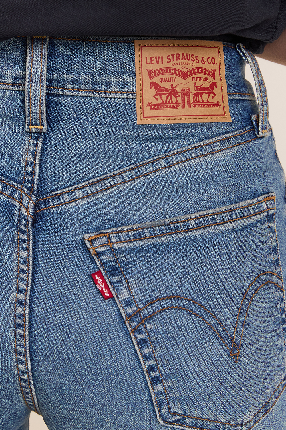 תמונת תקריב דוגמן של מכנסי ג'ינס ריבקאג' בגזרה ישרה