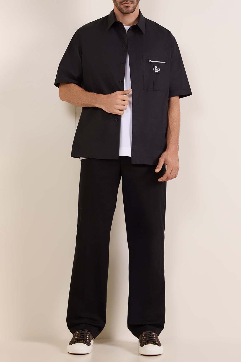 תמונת דוגמן קידמית של נעלי סניקרס