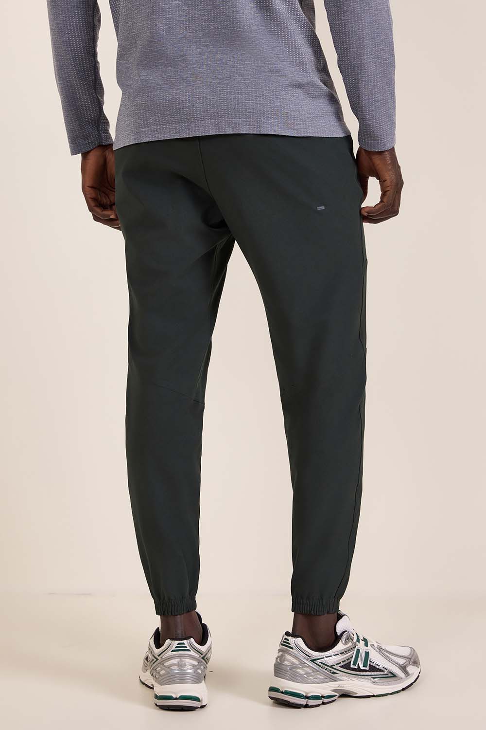 תמונת דוגמן אחורית של License to Train Jogger