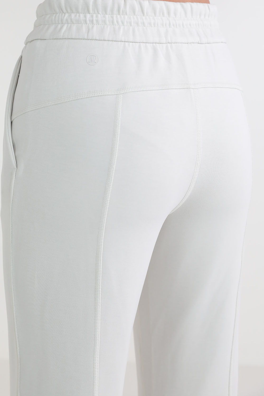 תמונת תקריב דוגמן של Softstreme High-Rise Straight-Leg Cropped Pant