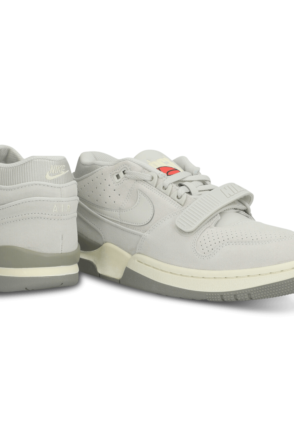 תמונת תקריב של נעלי סניקרס אלפא פורס 88