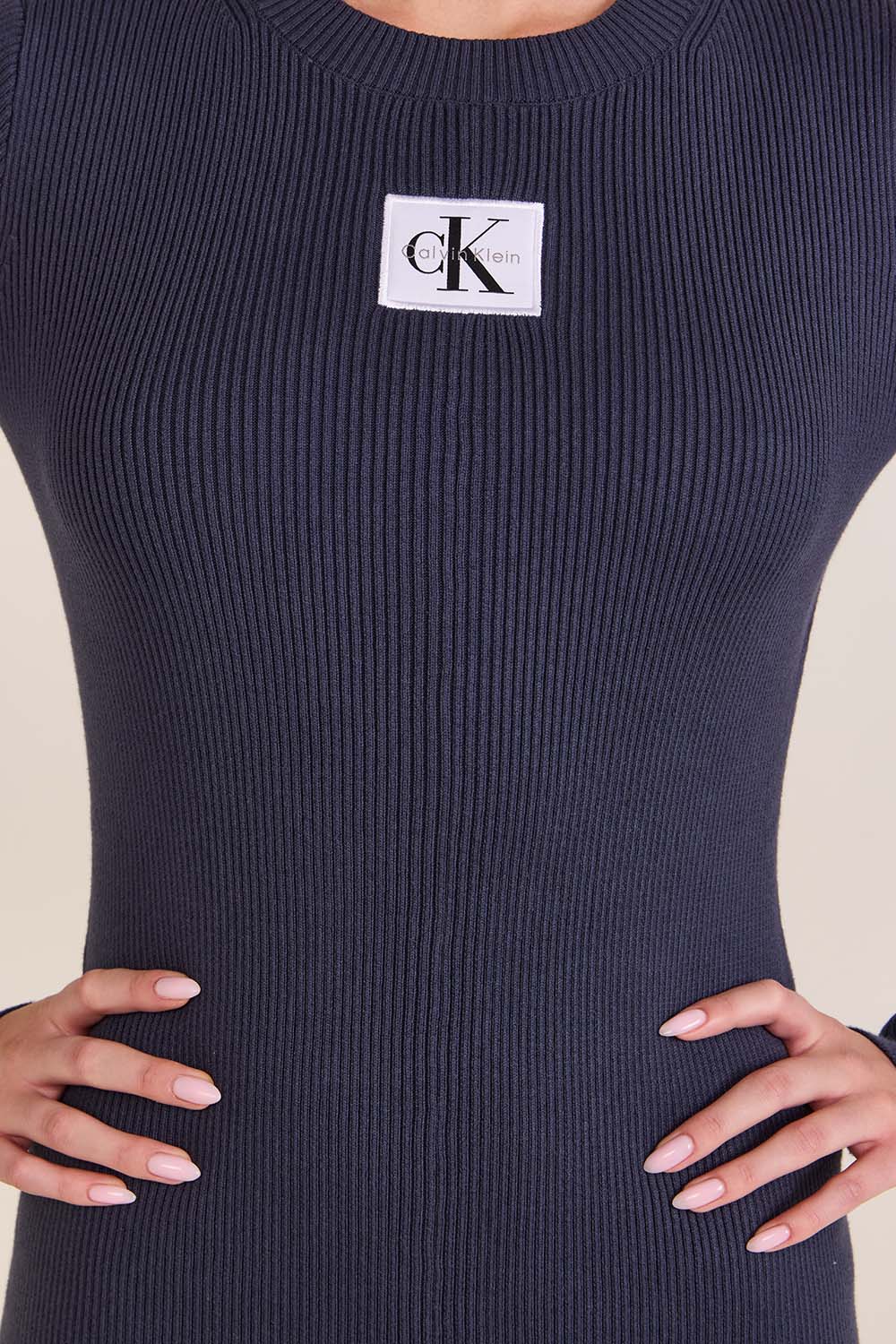 תמונת תקריב דוגמן של שמלת מיני