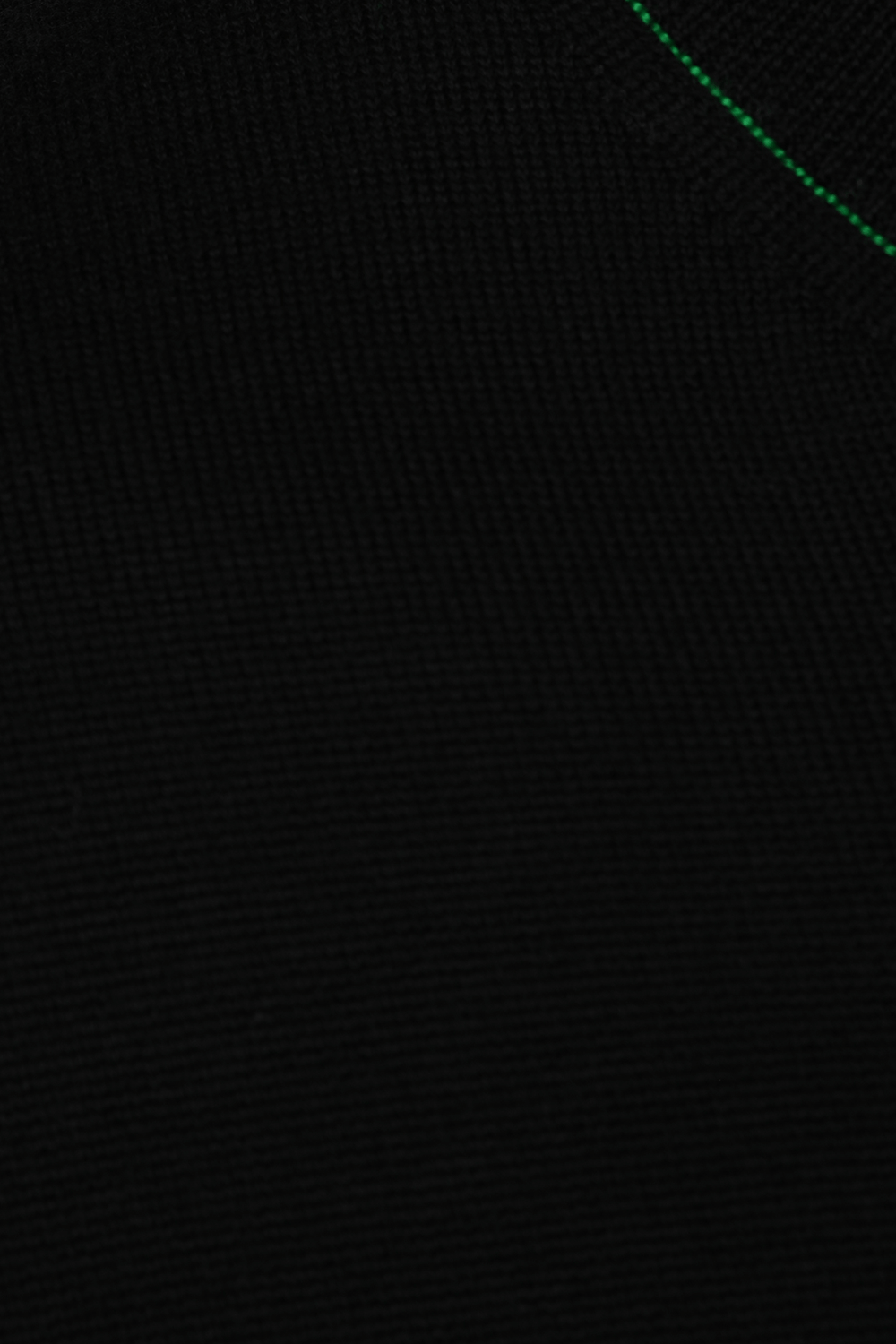 תמונה אחורית של סוודר צמר קלאסי