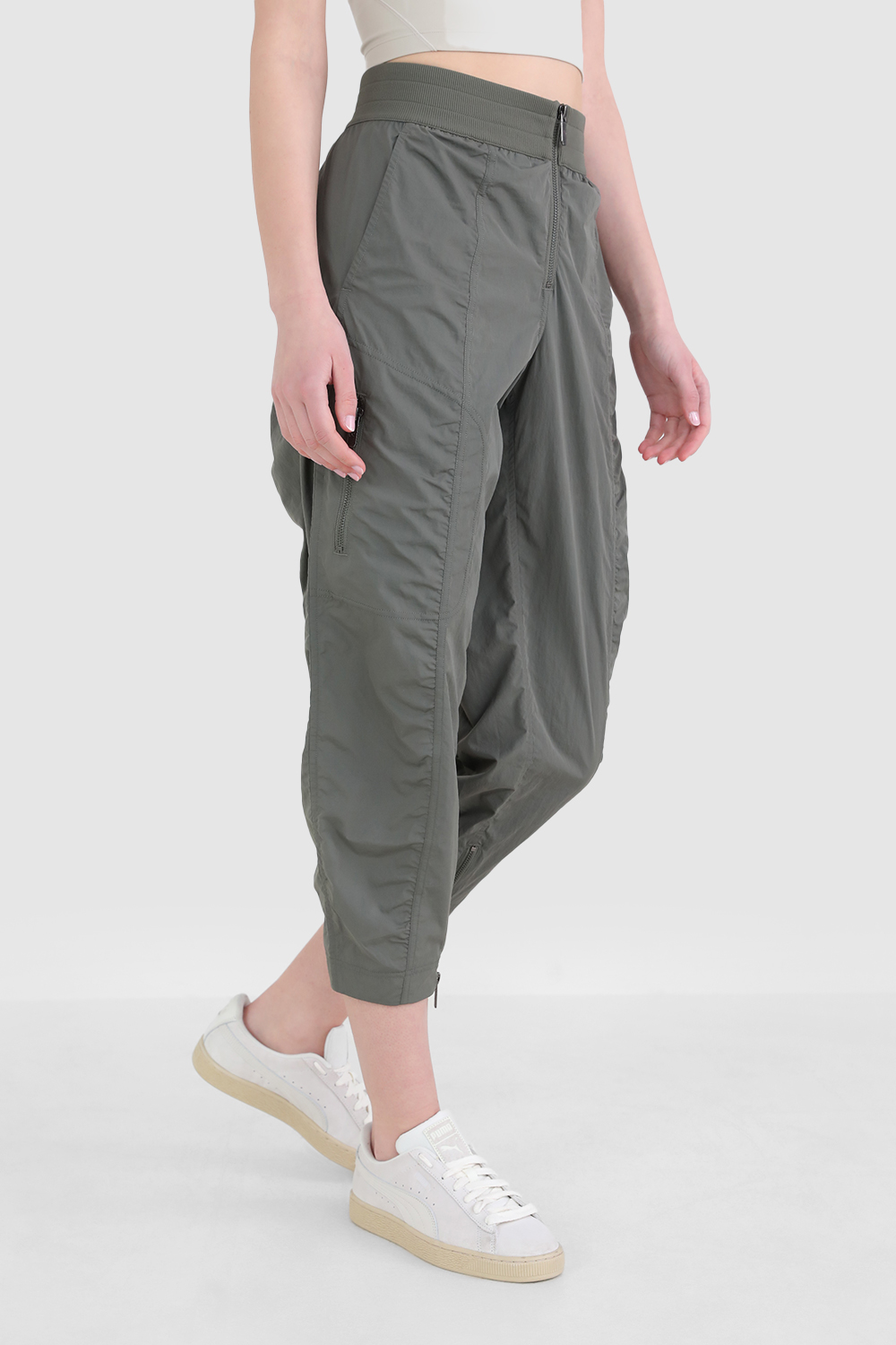 תמונת דוגמן קידמית של Front-Zip Mid-Rise Ruched Crop