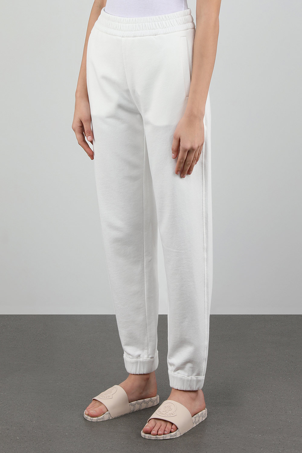 תמונת דוגמן קידמית של מכנסי טרנינג לבנים עם לוגו פאץ'