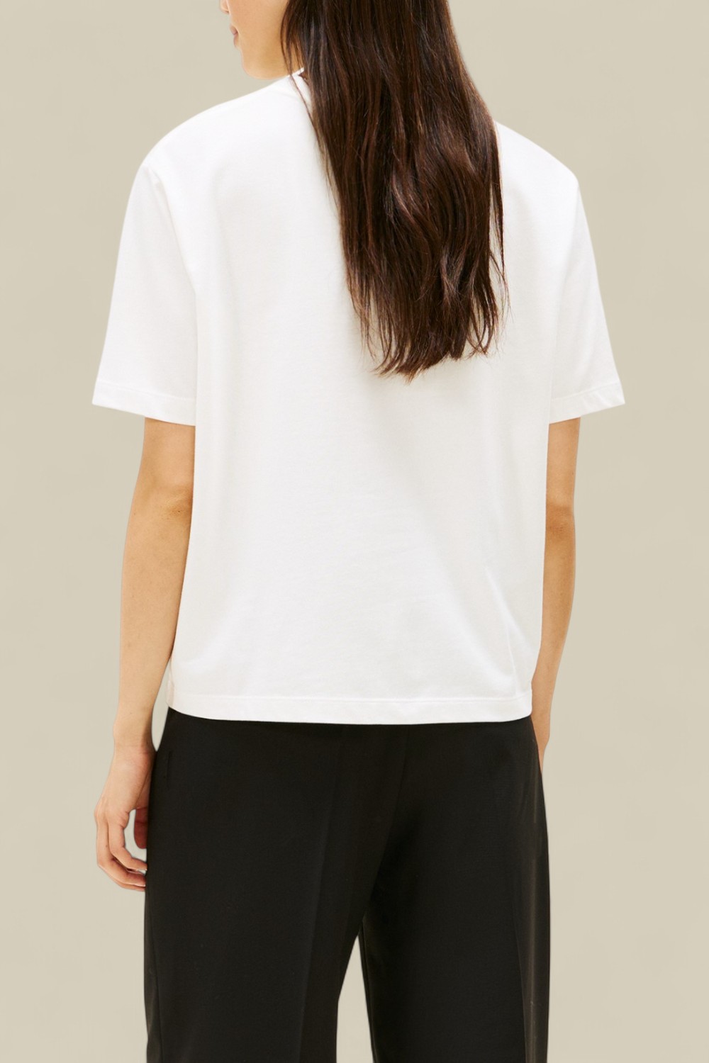 תמונת דוגמן אחורית של חולצת טי אוברסייז