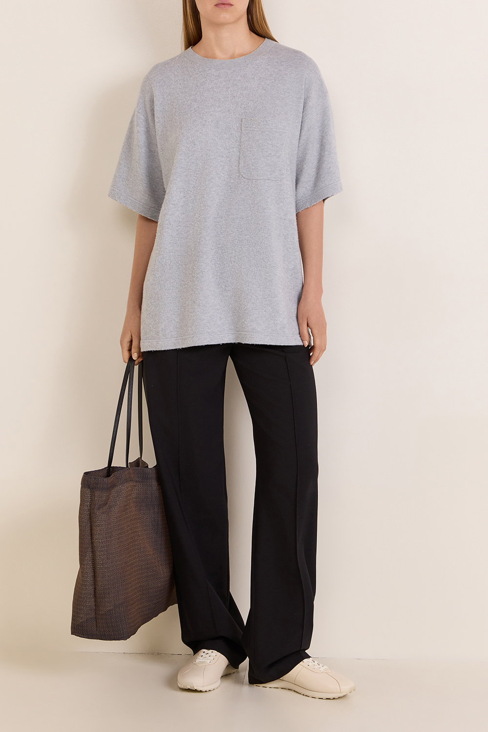 תמונת דוגמן קידמית של נעלי סניקרס מיקה