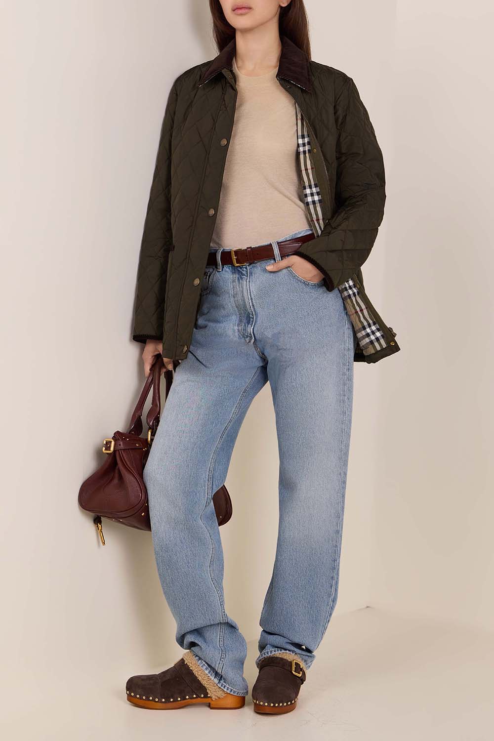 תמונת דוגמן קידמית של כפכפי עץ