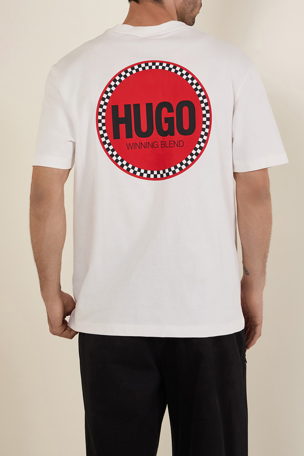 תמונת דוגמן אחורית של חולצת טי