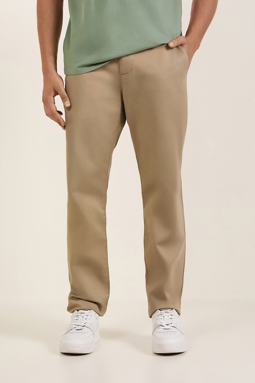 תמונת דוגמן קידמית של מכנסי צ'ינו סלים פיט