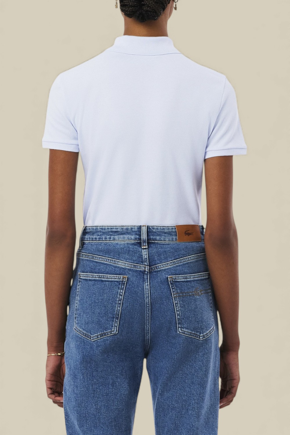 תמונת דוגמן אחורית של חולצת פולו קצרה