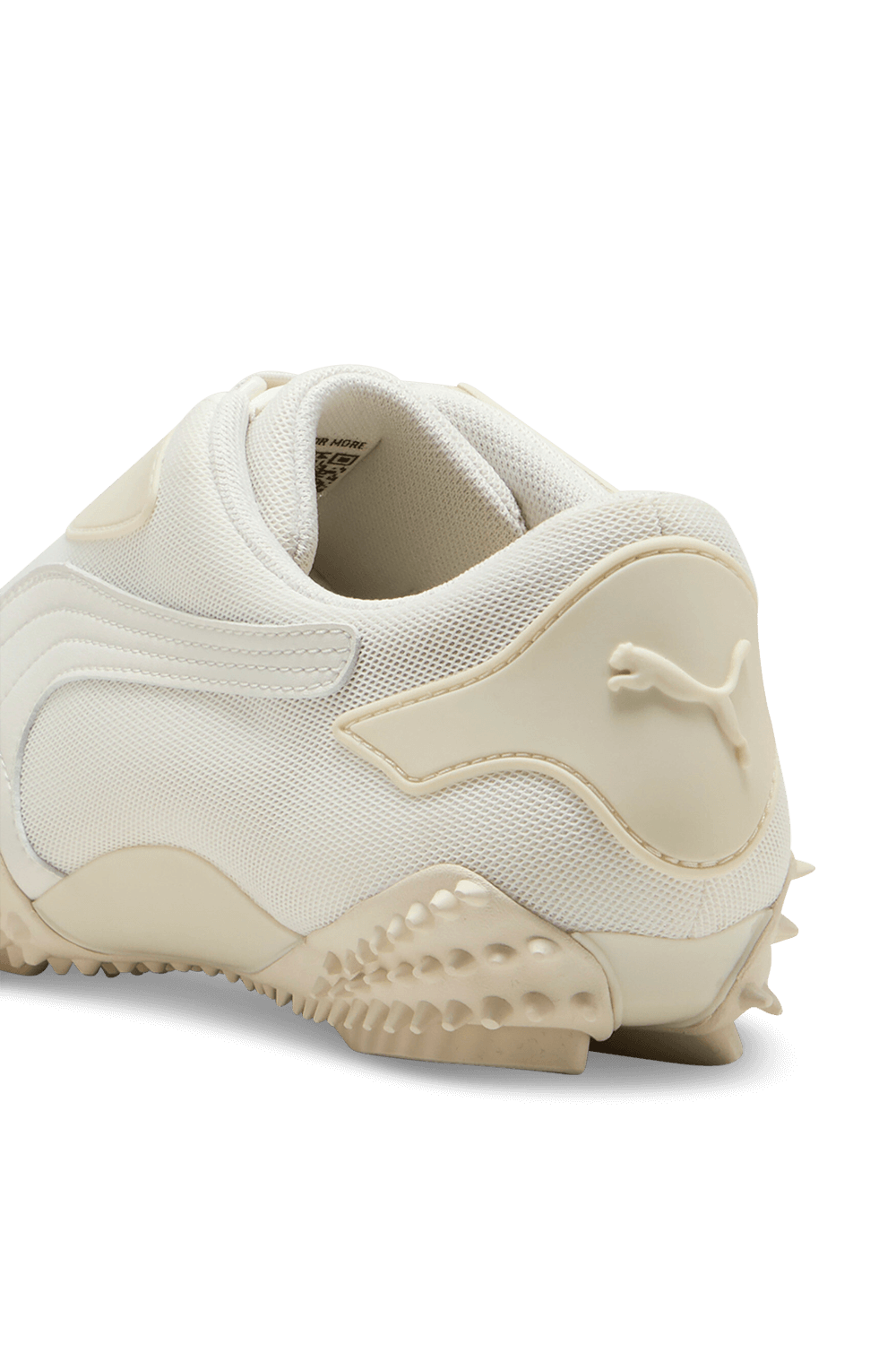 תמונת פנים של נעלי סניקרס מוסטרו