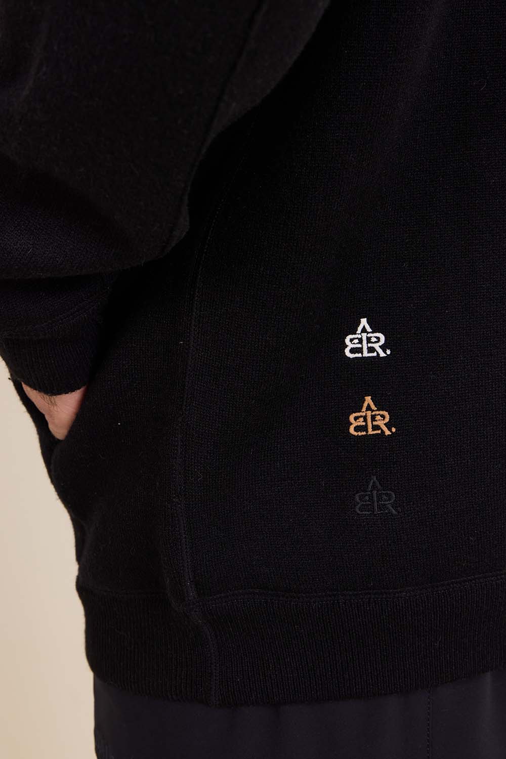 תמונת תקריב דוגמן של סווטשירט קפוצ'ון