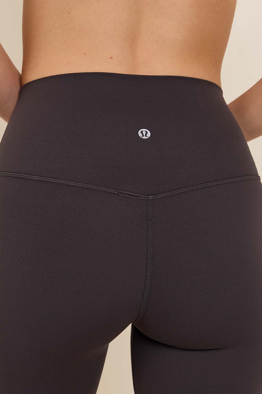 תמונת תקריב דוגמן של lululemon Align™ High-Rise Short 6